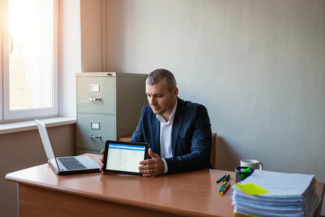 Диспетчер транспортной компании работает с электронным поручением экспедитору